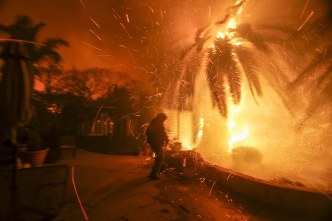 Požar na severu Kalifornije požgal celotno mesto s 27.000 prebivalci 