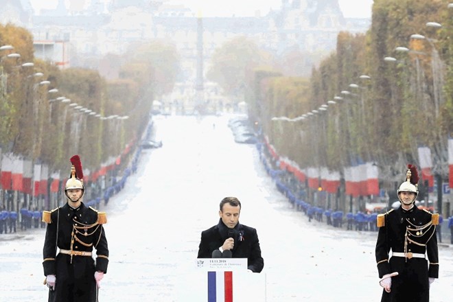 Francoski predsednik Emmanuel Macron med govorom pred pariškim Slavolokom zmage, kjer je nastopil proti pojavljanju zlih...