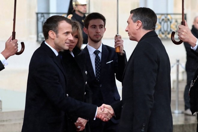 Francoski predsednik Emmanuel Macron (levo) in slovenski rpedsednik Borut Pahor (desno).