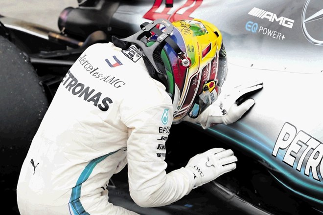 Lewis Hamilton se je takole »zahvalil« svojemu dirkalniku za novo zmago na VN Brazilije.