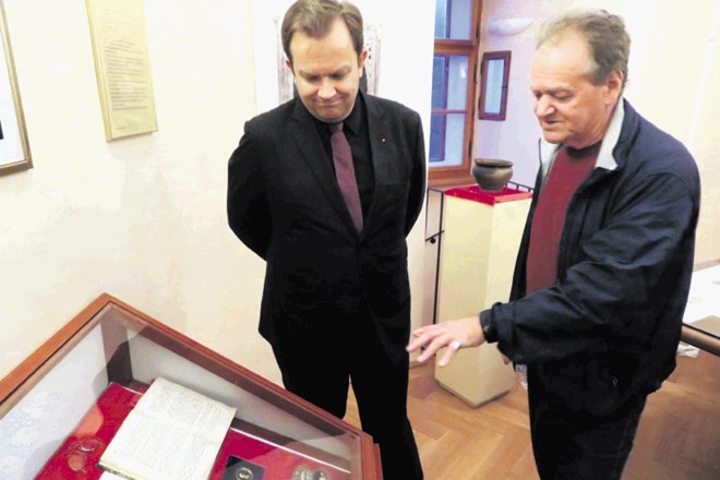 Predsednik krajevne skupnosti Pišece in eden od pobudnikov obnove gradu Peter Skrivalnik (desno) je ministra Dejana Prešička...