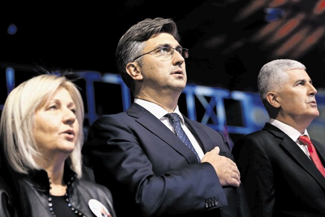 Voditelj stranke HDZ v BiH Dragan Čović (tretji z leve, ob njem je na predvolilnem shodu hrvaški premier Andrej Plenković) je...