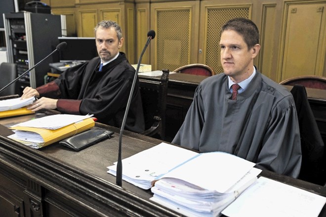 Okrožni državni tožilec Matej Oštir (na desni) kaznovalnega predloga za primer, da bi obtoženi krivdo priznali, ni imel.