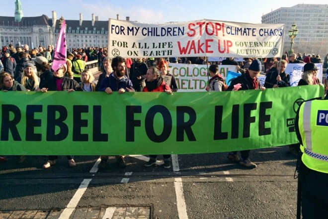 #foto Protestniki proti podnebnim spremembam blokirali mostove v Londonu