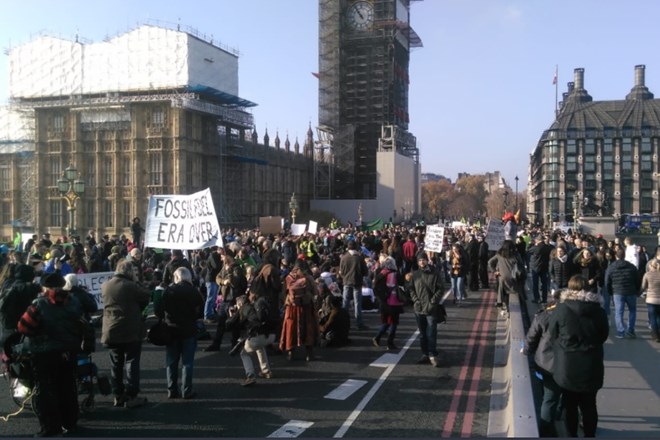#foto Protestniki proti podnebnim spremembam blokirali mostove v Londonu
