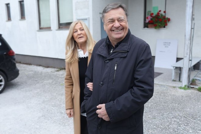 Zoran Janković s soprogo potem, ko je oddal glas na volitvah