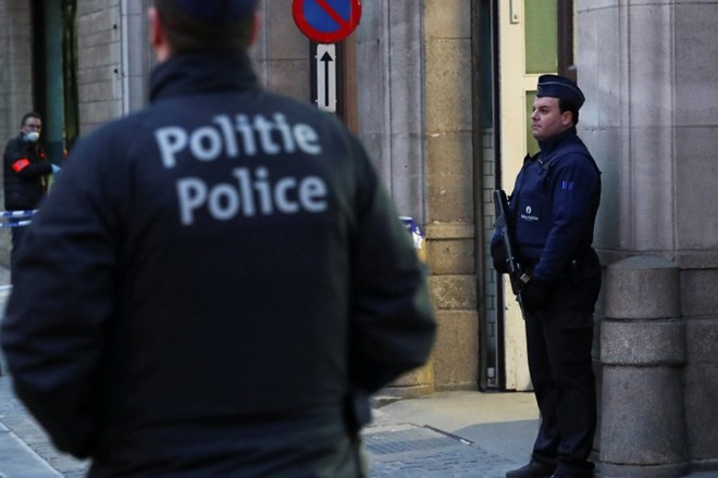 #foto Pred bruseljsko policijsko postajo moški zabodel policista