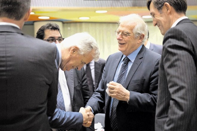 Glavni pogajalec EU za brexit Michel Barnier se šaljivo klanja španskemu zunanjemu ministru  Borrellu.