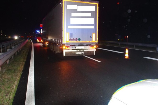 Tovornjak, ki ga je vozil 32-letni Hrvat, je v ponedeljek zvečer obstal na avtocesti v smeri proti Novemu mestu. Voznik sploh...