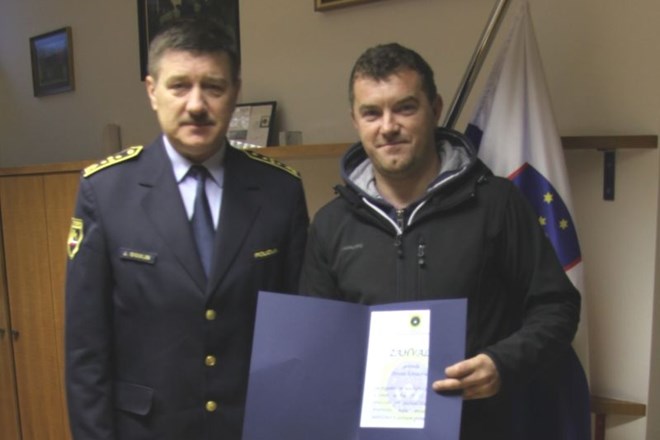Direktor PU Novo mesto Janez Ogulin se je Dejanu Kovačeviću zahvalil za odločno in pogumno ukrepanje. PU Novo mesto