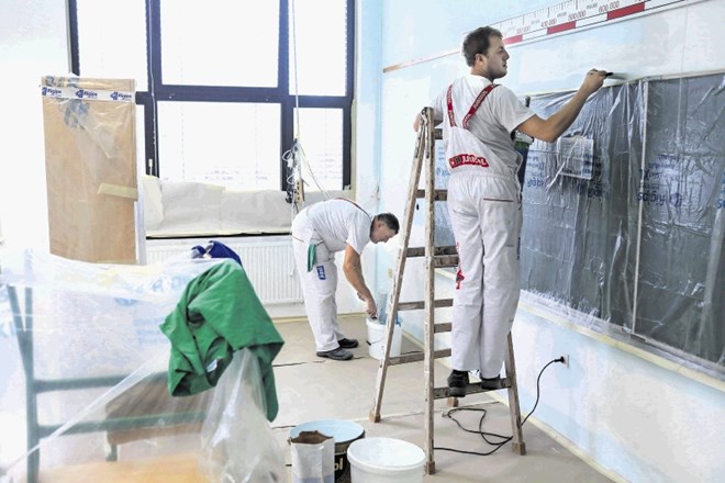 Slikopleskarji iz Slovenije in tujine so v enem dnevu prebarvali okoli 5000 kvadratnih metrov zidnih in stropnih površin v...