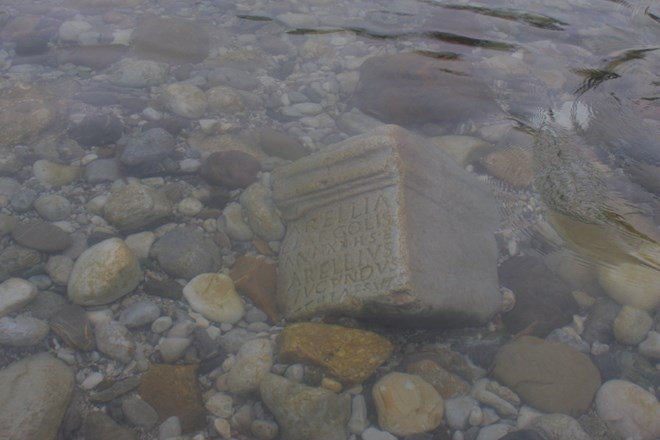 Ribič je v Savi našel več let star nagrobnik.