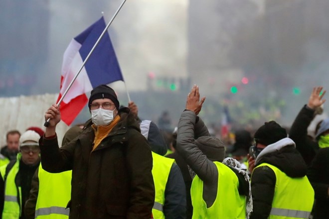 V Franciji na današnjih protestih rumenih jopičev okoli 81.000 ljudi