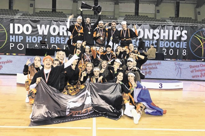 Zmagovalna ekipa mladih slovenskih plesalk in plesalcev je že tretjič dvignila pokal svetovnih prvakov.