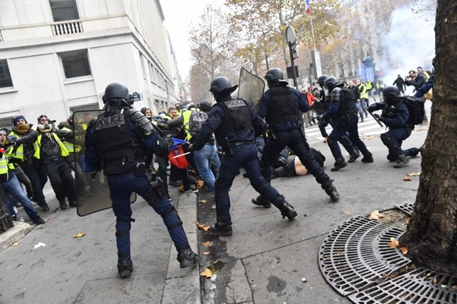 #foto V Parizu je bilo zelo vroče, toda protestno gibanje slabi