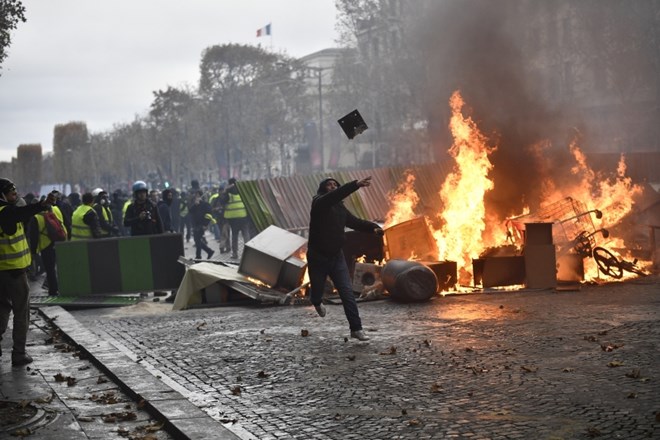 V Parizu je gorelo, po zraku je letelo kamenje in še kaj, prišlo je do spopadov s policisti, toda  udeležba na protestih v...