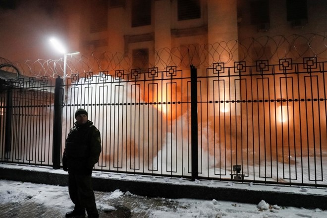Pred rusko ambasado v Kijevu so potekali protesti zaradi napada na ukrajinske vojne ladje.