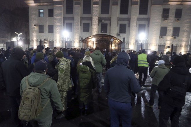 Pred rusko ambasado v Kijevu so potekali protesti zaradi napada na ukrajinske vojne ladje.