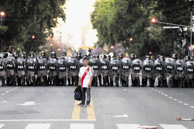 Navijači River Plata so se pred stadionom spopadli s policijo.