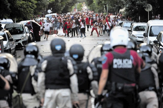 Navijači River Plata so se pred povratno finalno tekmo pokala libertadores pred stadionom spopadli s policijo.