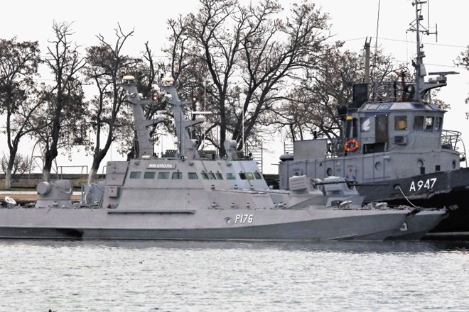 Dve od treh zajetih ukrajinski ladij stojita v pristanišču Kerč na Krimu.