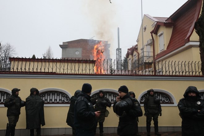 Protestniki so zanetili požar na ozemlju ruskega konzulata v Harkovu.