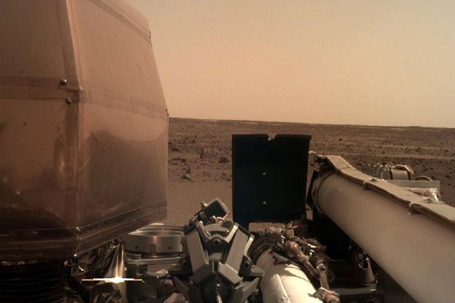 Fotografija Marsa, ki jo je zajela sonda Insight.
