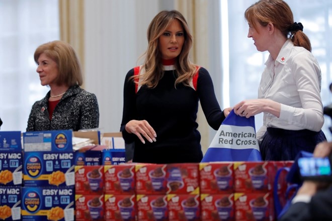 #foto Melania Trump pomagala pakirati praznične pakete za vojake na tujem