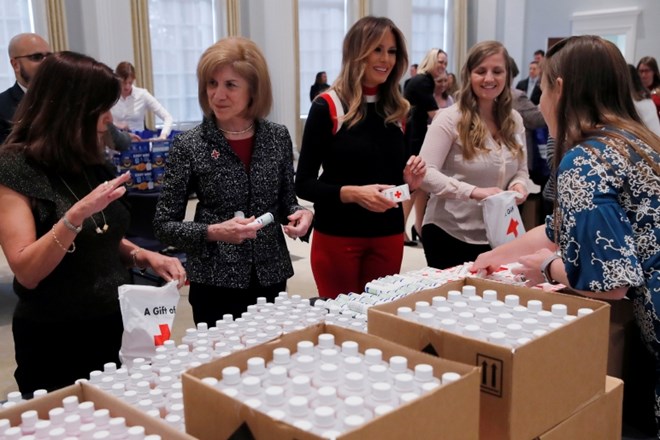 #foto Melania Trump pomagala pakirati praznične pakete za vojake na tujem