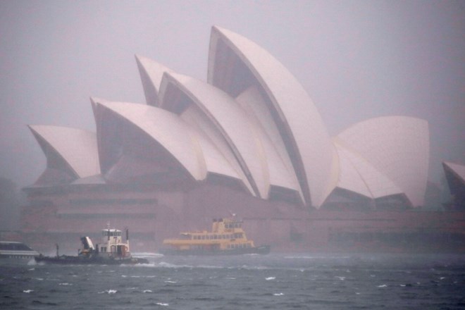 #video #foto V dveh urah v Sydneyu padla povprečna mesečna količina vode, na SZ države požari zaradi suše