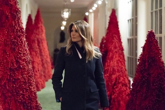 Mislim, da so videti fantastično, še lepša so v živo,« je dejala Melania Trump, ko so jo vprašali o rdečih božičnih...