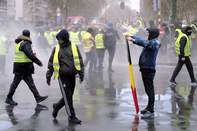 #foto V protestu rumenih jopičev v Bruslju 60 aretiranih