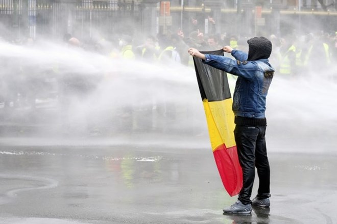 #foto V protestu rumenih jopičev v Bruslju 60 aretiranih