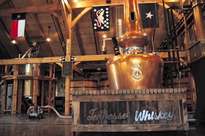Lastnik Lee Kennedy se zaveda, da ne more tekmovati z velikani pridelave viskija. Cilj družinske destilarne je obnova...
