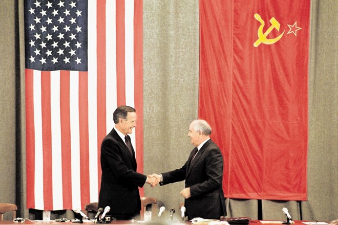 George H. W. Bush (levo) je skupaj s sovjetskim voditeljem Mihailom Gorbačovom izpeljal miren zaključek hladne vojne.