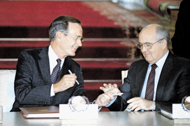 George H. W. Bush je skupaj s sovjetskim voditeljem Mihailom Gorbačovom izpeljal miren zaključek hladne vojne.