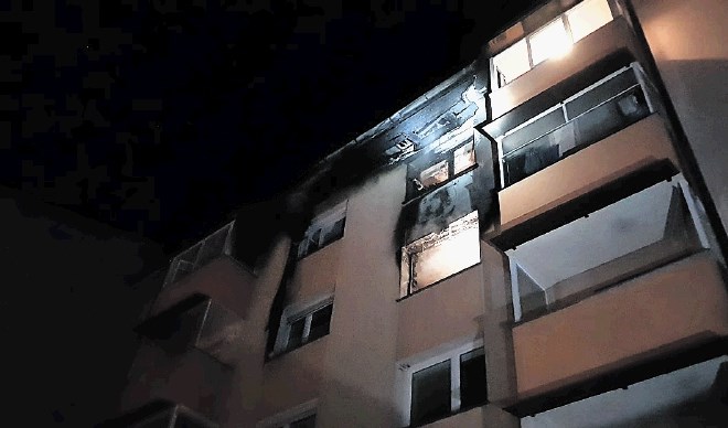 Ogenj je poškodoval dve stanovanji in delno tudi pročelje objekta.