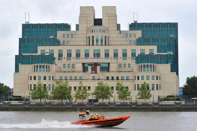 Zgradba britanske obveščevalne službe MI6 v Londonu.