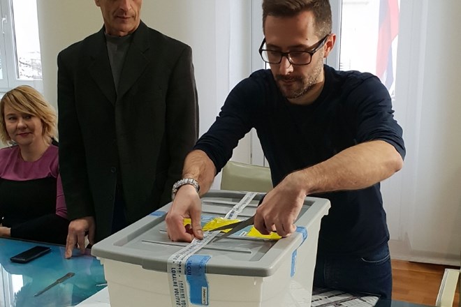 V Kopru poteka odpiranje glasovnic, ki so prispele po pošti.