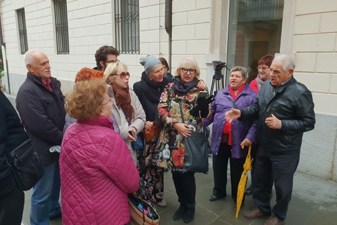 Irena Urbič in Sandra Bašić Hrvatin skupaj z Bržanovimi podporniki pred občinsko stavbo pojejo Vstala Primorska.