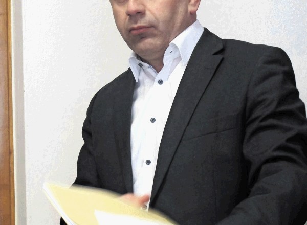 Županski kandidat Marjan Hribar napoveduje kazenske ovadbe zoper člane volilnega odbora in občinske volilne komisije.