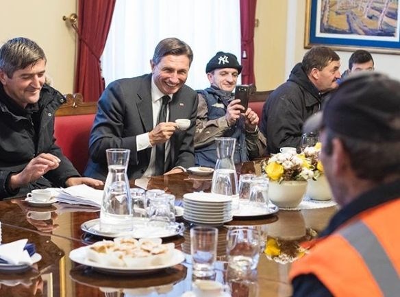 Predsednik Borut Pahor je pred nekaj dnevi na kavo povabil delavce, ki urejajo ploščad pred predsedniško palačo. Kot je...