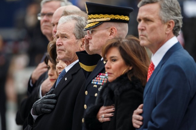 Nekdanji predsednik George Bush z družino.