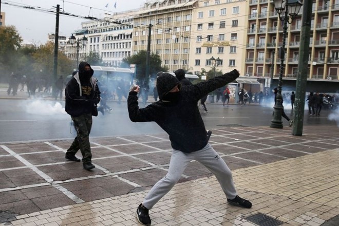 #foto V Grčiji na protestih v spomin na ubitega najstnika nekaj izgredov