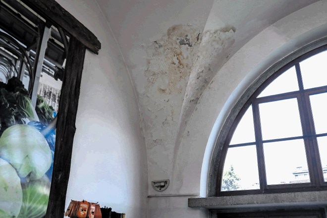 Poškodbe, ki so nastale zaradi zamakanja v enem od lokalov v Plečnikovih arkadah.