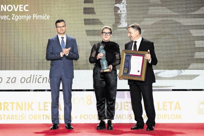 Iz rok premierja Marjana Šarca in predsednika OZS Branka Meha je priznanje obrtnica leta 2018 prejela Mojca Trnovec.