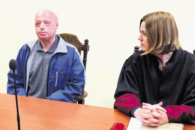 66-letni Ivan Mikec iz okolice Mokronoga naj bi 5. maja letos po mnenju tožilstva skušal umoriti ženo, tako da bi jo  zažgal....