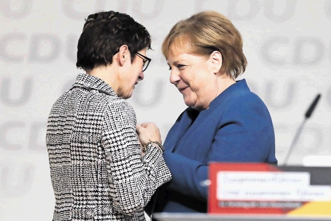Kanclerka in dosedanja šefica stranke Merklova (desno) je toplo čestitala svoji naslednici na čelu CDU in morda tudi na...