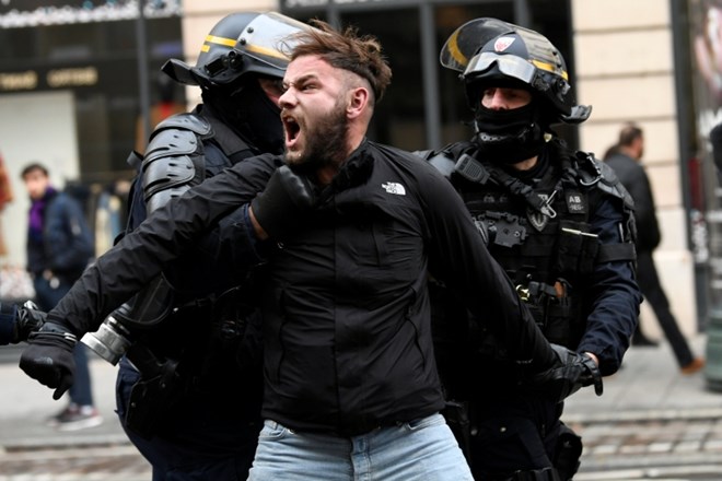 #foto #video Množični protesti v Franciji: prijetih okoli tisoč ljudi, ranjenih najmanj 135