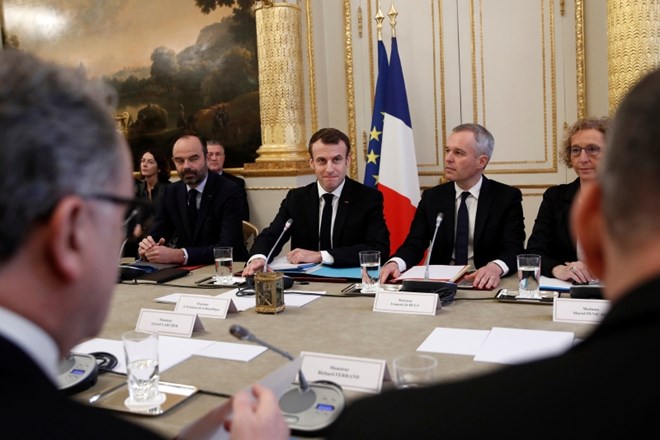 Macron si rešuje kožo s popuščanjem rumenim jopičem